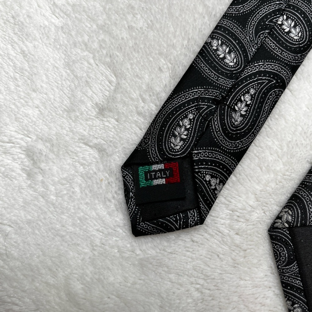 Mens Black Gray Paisley Tie Brand Q - Picture 5 of 6